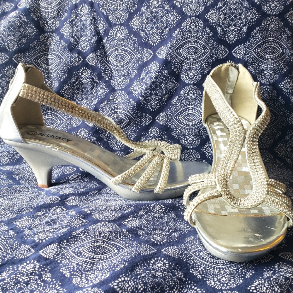 (SOLD) Delicacy Silver Faux-Diamond Kitten Heels